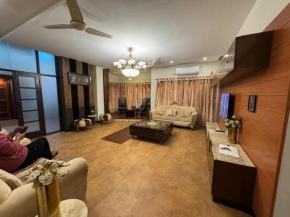 Spacious 6 bedroom House